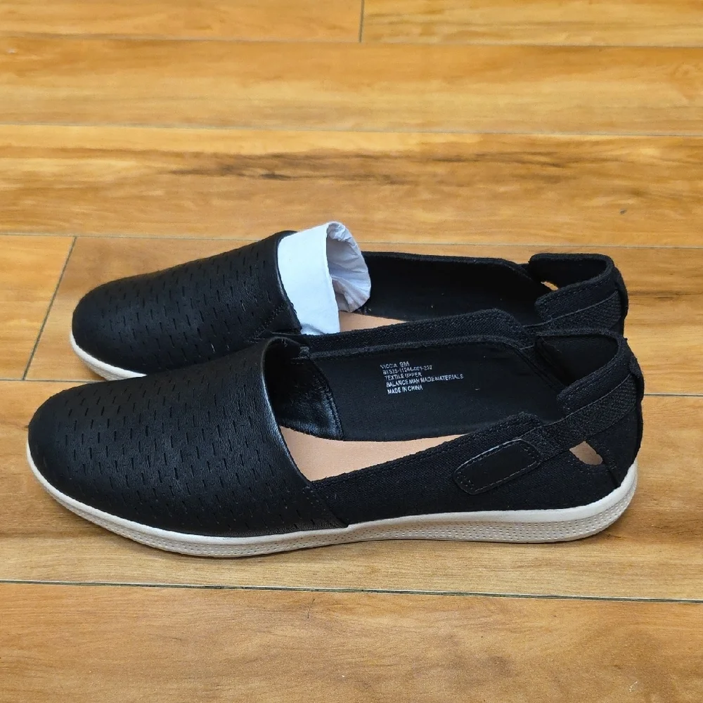 NEW Baretraps Viccia Black Round Closed Toe Perforated Slip-On Shoe Size 9